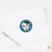 Schattige tandkarakter met een mortierplank ronde sticker (Envelop)