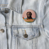 Schattige teckel met hotdog ronde button 5,7 cm (In situ)