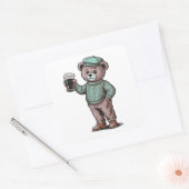 Schattige teddybeer met bier vierkante sticker (Envelop)