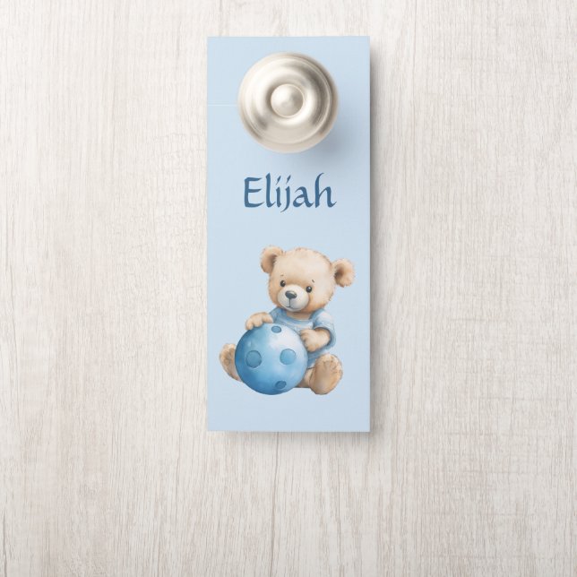 Schattige teddybeer met blauwe bal deurhanger (Op knop)