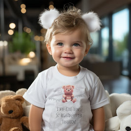 schattige teddybeer op stapel luiers 1e verjaardag