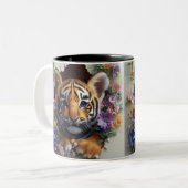 Schattige tijgerwelp gluren door kleurrijke flora tweekleurige koffiemok (Voorkant links)