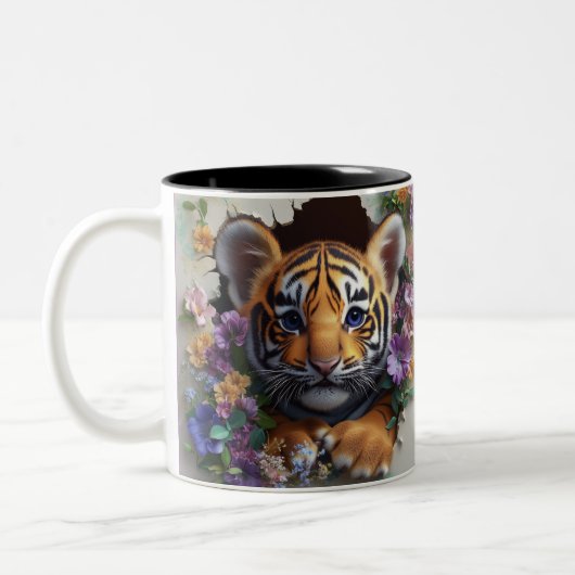 Schattige tijgerwelp gluren door kleurrijke flora tweekleurige koffiemok (Links)