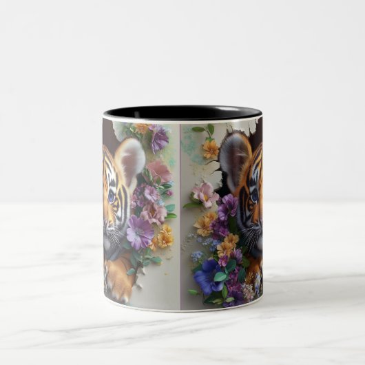 Schattige tijgerwelp gluren door kleurrijke flora tweekleurige koffiemok (Center)