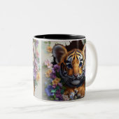 Schattige tijgerwelp gluren door kleurrijke flora tweekleurige koffiemok (Voorkant rechts)