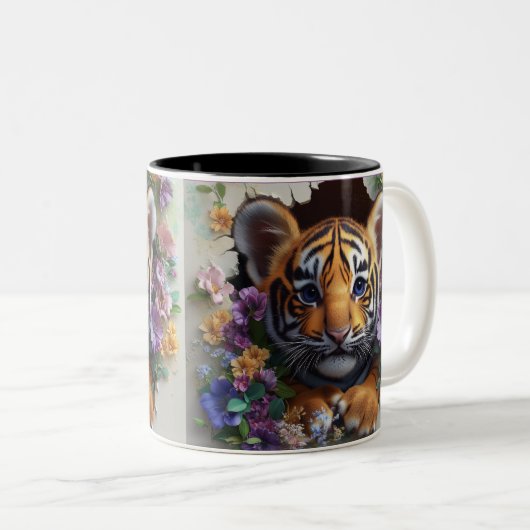 Schattige tijgerwelp gluren door kleurrijke flora tweekleurige koffiemok (Voorkant rechts)