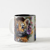 Schattige tijgerwelp gluren door kleurrijke flora tweekleurige koffiemok (Voorkant links)