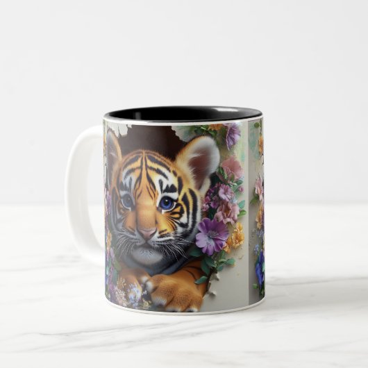 Schattige tijgerwelp gluren door kleurrijke flora tweekleurige koffiemok (Voorkant links)