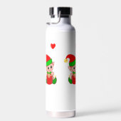 Schattige toverelf met cadeau op witte waterfles (Rechts)