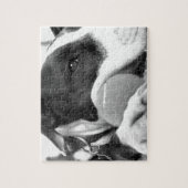 schattige trieste roofhond zwart wit met bal legpuzzel (Verticaal)