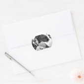schattige trieste roofhond zwart wit met bal ronde sticker (Envelop)
