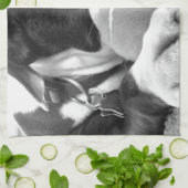 schattige trieste roofhond zwart wit met bal theedoek (Gevouwen)