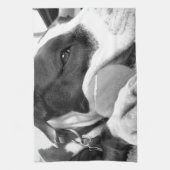 schattige trieste roofhond zwart wit met bal theedoek (Verticaal)