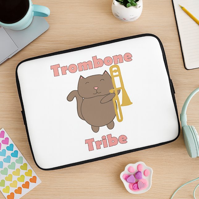 Schattige Trombone Kat “Trombone Tribe” Marching B Laptop Sleeve (A laptop sleeve with a cat holding a trombone and the words trombone tribe in pink letters.)