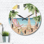 Schattige tropisch strand grote klok<br><div class="desc">Een cool waterverf strandthema met tinten van roze en blauwgroen, die de sfeer voor een strandvlucht of vibe bepalen. Schattigee roze en witte strandstoel, paraplu, en zelfs een flamingo floaty voor wat extra plezier. Palmbomen zwaaien, schelpen verzamelen - het gaat allemaal om die koude tropische strandvibes. Met moderne lettertypen die...</div>