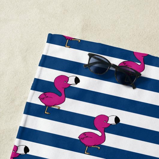 schattige tropische roze baby flamingo blauw gestr strandlaken (In situ)