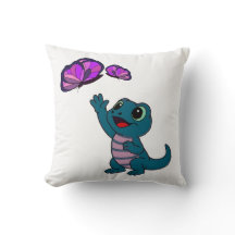 Schattige turquoise cartoonhagedis die naar vlinde