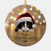 Schattige Tuxedo Cat Santa Hat Gold gepersonalisee Keramisch Ornament (Voorkant)