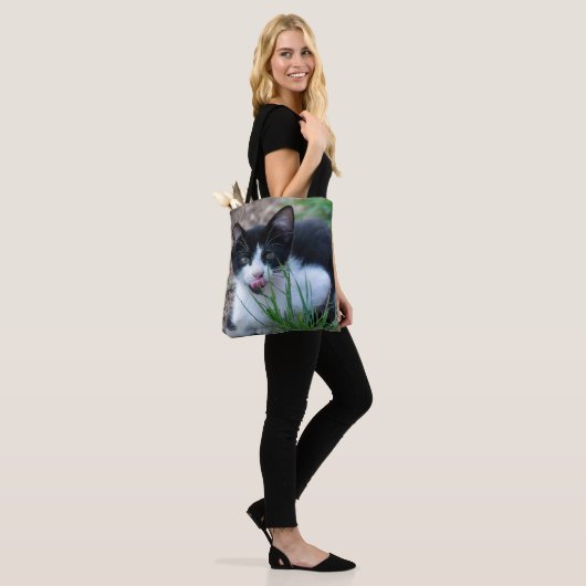 schattige tuxedo kitten tote bag (Op model)