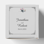 Schattige Twee Grooms Cartoon Gay Bruiloft Favor B Bedankdoosjes (Bovenkant)