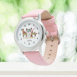 schattige uilliefhebbers voegen naam toe horloge
