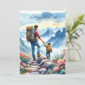Schattige vader en zoon gaan samen op wandeltocht  feestdagenkaart (Staand voorkant)