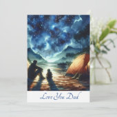 Schattige vader en zoon kamperen samen in waterver feestdagenkaart (Staand voorkant)