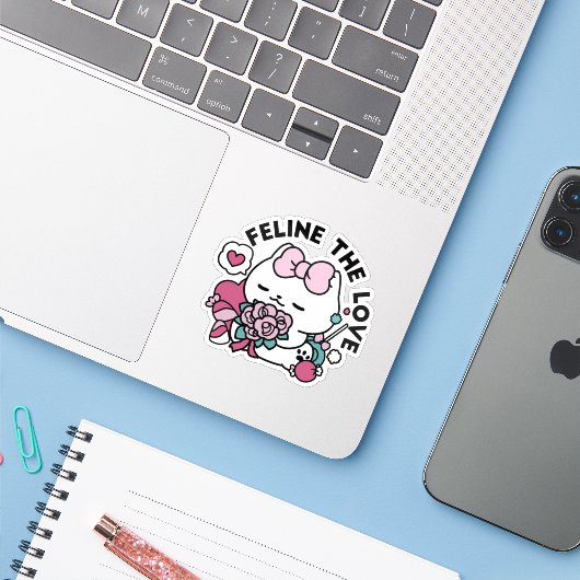 Schattige Valentijns Cat Design – Feline the Love Sticker (Laptop met iPhone)
