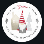 Schattige Van onze Gnome tot Yours Christmas Ronde Sticker<br><div class="desc">Deze leuke stickers hebben een gnoom met een rood en wit gestreept pet. Andere ontwerpelementen omvatten een huis en bomen, met een algemeen eenvoudig kleurenschema van gedempt zwart, rood, beige, grijs, en wit. De tekst van het speel-op-woorden luidt: "Van onze Gnoom tot van jou, Zware Kerstmis... " Eenvoudig te personaliseren...</div>