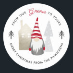 Schattige Van onze Gnome tot Yours Christmas Ronde Sticker<br><div class="desc">Deze leuke stickers hebben een gnoom met een rood en wit gestreept pet. Andere ontwerpelementen omvatten een huis en bomen, met een algemeen eenvoudig kleurenschema van gedempt zwart, rood, beige, grijs, en wit. De tekst van het speel-op-woorden luidt: "Van onze Gnoom tot van jou, Zware Kerstmis... " Eenvoudig te personaliseren...</div>