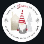 Schattige Van onze Gnome tot Yours Christmas Ronde Sticker<br><div class="desc">Deze leuke stickers hebben een gnoom met een rood en wit gestreept pet. Andere ontwerpelementen omvatten een huis en bomen, met een algemeen eenvoudig kleurenschema van gedempt zwart, rood, beige, grijs, en wit. De tekst van het speel-op-woorden luidt: "Van onze Gnoom tot van jou, Zware Kerstmis... " Eenvoudig te personaliseren...</div>
