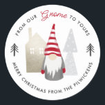 Schattige Van onze Gnome tot Yours Christmas Ronde Sticker<br><div class="desc">Deze leuke stickers hebben een gnoom met een rood en wit gestreept pet. Andere ontwerpelementen omvatten een huis en bomen, met een algemeen eenvoudig kleurenschema van gedempt zwart, rood, beige, grijs, en wit. De tekst van het speel-op-woorden luidt: "Van onze Gnoom tot van jou, Zware Kerstmis... " Eenvoudig te personaliseren...</div>