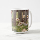 Schattige varken in de bloementuin koffiemok (Voorkant rechts)