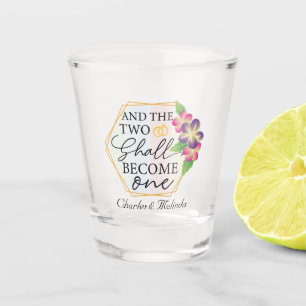 schattige verlovingspartij voeg namen toe shot glas