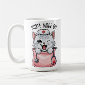 Schattige verpleegster kat in zak koffie koffiemok