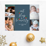 Schattige Vier Foto Collage Kerstmis Feestdagenkaart<br><div class="desc">Schattige Christmas Photo template briefkaart met feestelijke leuke tekst in een modern kalligrafiescript met de tekst "eet, slaap en wees vrolijk". Er is een waterverf afbeelding van een rode en groene hulst tussen de tekst die eruit ziet als een kerstboom! Op de hemelse blauwe achtergrond. Voeg uw vier favoriete familie...</div>