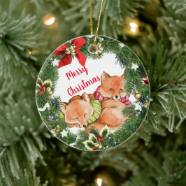 Schattige vossen met kerstkrans rond keramisch ornament