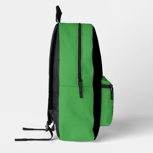 Schattige vrolijk lachende dansende kabouter, een  bedrukte rugzak (Links)