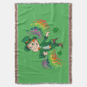 Schattige vrolijk lachende dansende kabouter, een  deken (Voorkant Verticaal)