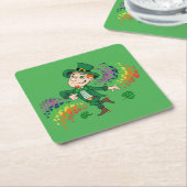 Schattige vrolijk lachende dansende kabouter, een  kartonnen onderzetters (Schuin)