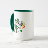 Schattige vrolijk lachende dansende kabouter, een mok (Voorkant links)