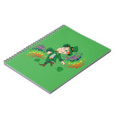 Schattige vrolijk lachende dansende kabouter, een  notitieboek (Linkerzijde)