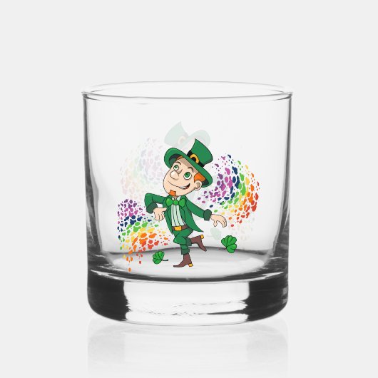 Schattige vrolijk lachende dansende kabouter, een whisky glas (Voorkant)