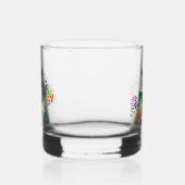 Schattige vrolijk lachende dansende kabouter, een whisky glas (Links)