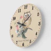 schattige vrouw voegt tekst toe grote klok (Hoek)