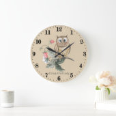 schattige vrouw voegt tekst toe grote klok (Huis)