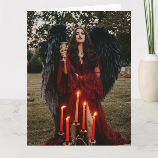 Schattige vrouwengodin op zwarte en witte kaart (Voorkant)