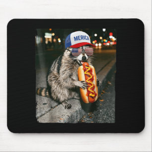 Schattige wasbeer eet hotdog grappig meme Amerika Muismat