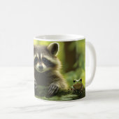 Schattige Wasbeer en Kikker Peeking Over Mossy Log Koffiemok (Voorkant rechts)