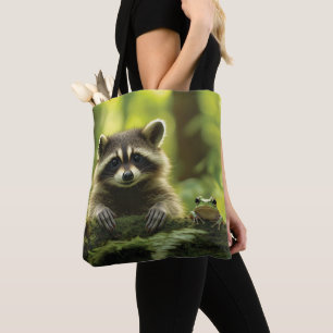 Schattige Wasbeer en Kikker Peeking Over Mossy Log Tote Bag